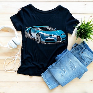 Może przedstawiać: Czarny t-shirt z nadrukiem niebieskiego samochodu sportowego z przodu. Samochód to Bugatti Chiron.