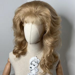 Classy 70s wig cool blonde