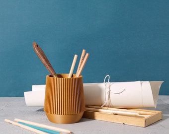 SEN minimalist pencil holder made of corn and wood, ideal for artist's equipment.