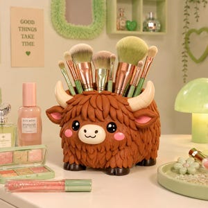 Soporte para brochas de maquillaje con diseño de vaca de las Tierras Altas (archivo STL), organizador de tocador kawaii, decoración de escritorio adorable, idea de regalo para imprimir en 3D con diseño de vaca escocesa.