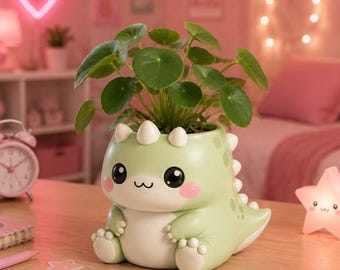 Puede incluir: Una maceta con forma de dinosaurio verde claro con una cara feliz, que contiene una planta verde con hojas redondas. La maceta tiene púas blancas y está sobre una superficie de madera. El fondo es una habitación rosa con un corazón de neón.