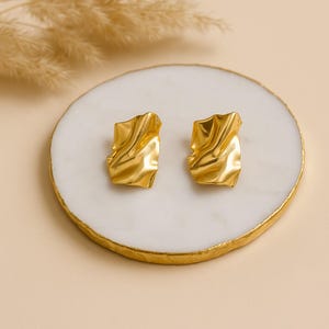 Pendientes chapados en oro de 18 quilates. Pendientes minimalistas de oro con tachuelas. Joyas modernas hechas a mano con oro texturizado. Pendientes con tachuelas de forma abstracta natural.