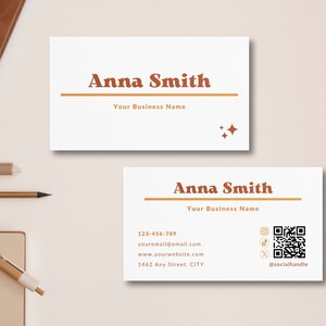 Puede incluir: Una tarjeta de visita blanca con texto marrón. El texto dice "Anna Smith" y "Nombre de su empresa". La tarjeta también incluye un número de teléfono, una dirección de correo electrónico, una dirección de sitio web, una dirección física y un código QR.