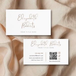 Peut inclure: Une carte de visite blanche avec du texte brun. Le texte indique "Elizabeth Roberts" et "Votre titre ici". La carte comprend également un numéro de téléphone, une adresse e-mail, une adresse de site Web et un code QR. Des icônes de médias sociaux pour TikTok, Instagram et une croix sont également incluses.