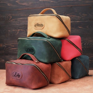 Kit Dopp en cuir gravé - 11 couleurs disponibles, organiseur de cosmétiques personnalisé, trousse de toilette personnalisée, trousse à cosmétiques de sport en cuir pour elle
