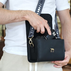 Borsa per fotocamera nera personalizzata, custodia protettiva in pelle per fotocamera, borsa per fotocamera incisa con cinghie fantasia, regali personalizzati per le donne