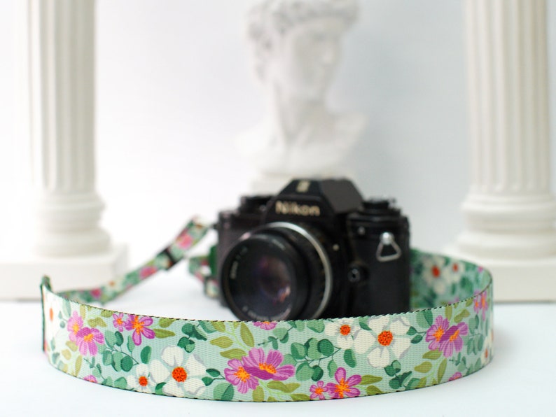 Floraler Kameragurt für Frauen, Personalisierter Kameragurt mit Namen, Blumenmuster Schultergurt für Kamera Nikon Sony Canon Green