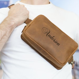 Tawny Crossbody-Tasche mit Gravur, grüne Leder Crossbody-Tasche, graue Gürteltasche mit Gravur, Mini-Reisetasche mit verstellbaren Lederriemen
