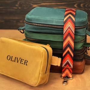 Leder Fanny Pack Tasche mit Gravur, Braune Gürteltasche für Männer, Gelbe Leder Crossbody Bag mit Nylongurten, Geschenke für Ihn
