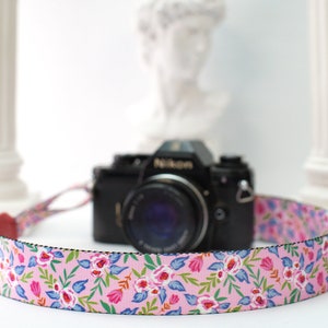 Floraler Kameragurt für Frauen, Personalisierter Kameragurt mit Namen, Blumenmuster Schultergurt für Kamera Nikon Sony Canon Pink