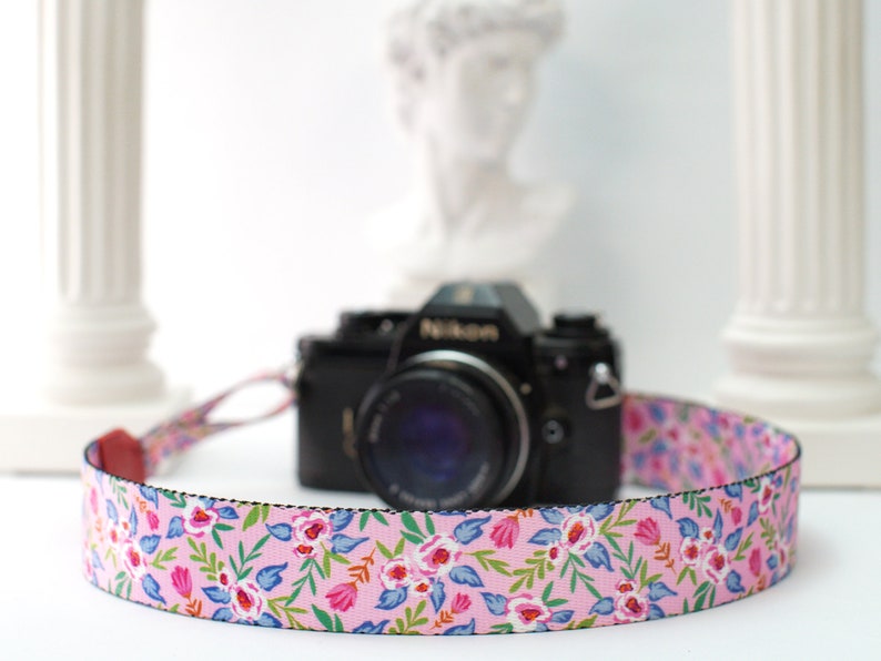 Floraler Kameragurt für Frauen, Personalisierter Kameragurt mit Namen, Blumenmuster Schultergurt für Kamera Nikon Sony Canon Pink