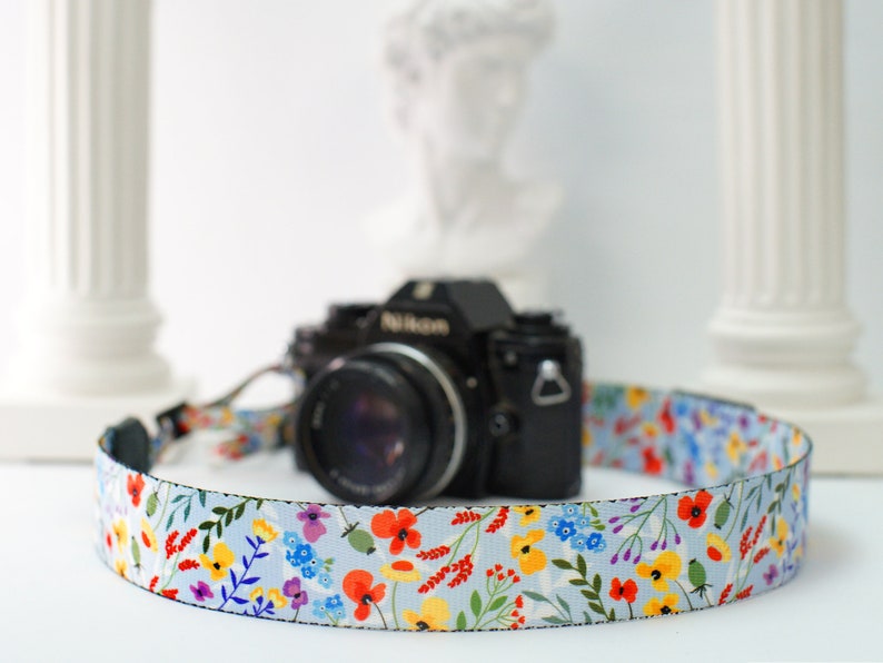 Floraler Kameragurt für Frauen, Personalisierter Kameragurt mit Namen, Blumenmuster Schultergurt für Kamera Nikon Sony Canon Blue