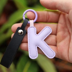 Llavero personalizado de cuero genuino: dije para bolso con monograma y letras, un regalo único para él o ella.