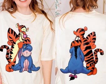 ティガーがイーヨーを抱きしめるくまのプーさんの T シャツ