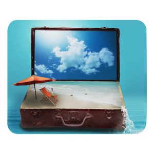 Könnte beinhalten: Ein vintage brauner Koffer mit einer Strandkulisse im Inneren. Die Szene zeigt einen blauen Himmel mit weißen Wolken, einen Sandstrand und einen roten Sonnenschirm mit einem Liegestuhl.