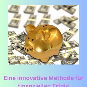 Könnte beinhalten: Ein goldenes Sparschwein, umgeben von Stapeln von US-Dollar-Scheinen. Der Text "Copy Trading" befindet sich oben im Bild. Der Text "Eine innovative Methode für finanziellen Erfolg" befindet sich unten im Bild.
