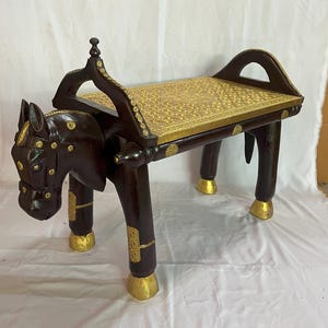 Houten paardenhoofdtafel houten tafel met messing ingerichte Indiase meubels en antieke tafel houten gesneden Indiase bijzettafel olifantenbank