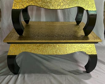 Sgabello Chowki Bajot indiano fatto a mano in legno massello con finiture in ottone e lucidatura marrone, ideale per la Pooja Ghar.