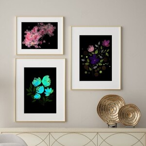 FLOWERS ART 水彩画、プリント 3 枚セット、モダン デジタル アート、ギャラリー ウォール アート、黒背景、デジタル ダウンロード