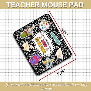 Pode incluir: Um mouse pad de professor personalizado com um design de caderno de composi&ccedil;&atilde;o. O mouse pad tem 23,5 cm por 19,7 cm e apresenta gr&aacute;ficos com tema escolar. O texto "TEACHER MOUSE PAD" e "MRS EVELYNII" s&atilde;o exibidos. O mouse pad tem um fundo preto e branco.