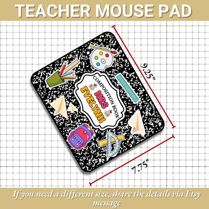 Pode incluir: Um mouse pad de professor personalizado com um design de caderno de composi&ccedil;&atilde;o. O mouse pad tem 23,5 cm por 19,7 cm e apresenta gr&aacute;ficos com tema escolar. O texto "TEACHER MOUSE PAD" e "MRS EVELYNII" s&atilde;o exibidos. O mouse pad tem um fundo preto e branco.