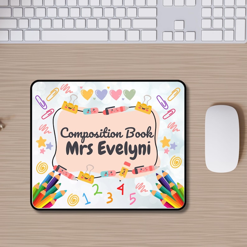 Pode incluir: Um mousepad retangular com uma borda preta, com um fundo azul claro e ilustra&ccedil;&otilde;es coloridas. O mousepad tem o texto "Composition Book Mrs Evelyni" no centro, rodeado por l&aacute;pis, clipes de papel e cora&ccedil;&otilde;es.
