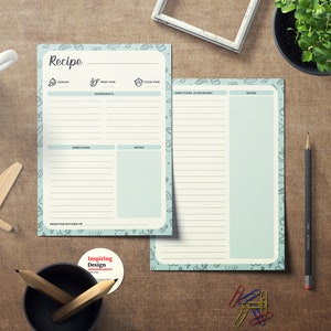 Puede incluir: Dos tarjetas de recetas imprimibles con fondo azul claro y borde blanco. Las tarjetas est&aacute;n decoradas con un patr&oacute;n de peque&ntilde;os iconos de comida dibujados a mano. La tarjeta superior tiene la palabra "Receta" en texto negro y encabezados para "Sirve", "Tiempo de preparaci&oacute;n", "Tiempo de cocci&oacute;n", "Ingredientes", "Instrucciones" y "Notas". La tarjeta inferior tiene encabezados para "Instrucciones (Continuaci&oacute;n)" y "Notas".