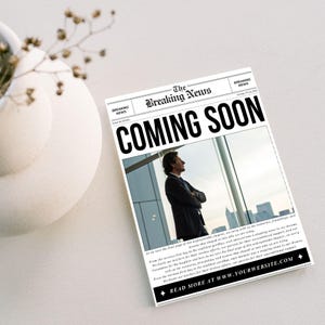 Pu&ograve; includere: Un annuncio in stile giornale con il titolo "COMING SOON" in grassetto nero. L'immagine presenta un uomo che guarda fuori da una finestra. Il testo include "The Breaking News" e "READ MORE AT WWW.YOURWEBSITE.COM".