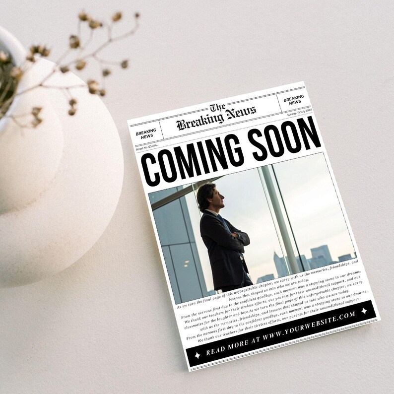 Pu&ograve; includere: Un annuncio in stile giornale con il titolo "COMING SOON" in grassetto nero. L'immagine presenta un uomo che guarda fuori da una finestra. Il testo include "The Breaking News" e "READ MORE AT WWW.YOURWEBSITE.COM".