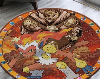 Op de afbeelding: Een rond tapijt met een bruine en oranje achtergrond met een cartoon afbeelding van een vuur-aap Pokémon. De aap wordt omringd door een ring van Pokéballs in verschillende kleuren.