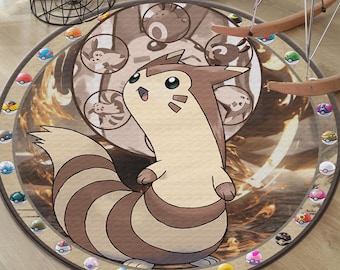 Op de afbeelding: Een rond bruin en beige tapijt met een cartoon afbeelding van een bruin en wit Pokemon-personage met een lange staart. Het tapijt heeft een rand van kleurrijke Pokéballs.