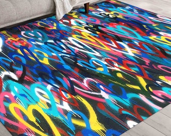 Pode incluir: Um tapete colorido com fundo preto e um padrão de corações em várias cores, incluindo vermelho, azul, amarelo, rosa e branco.