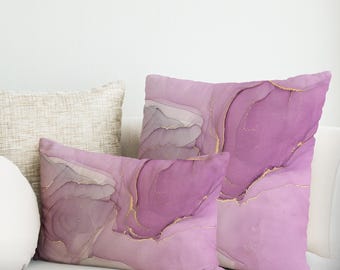 Roze marmeren kussensloop: woondecoratie met goudaccent