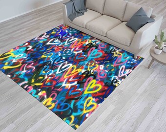 Pode incluir: Um tapete colorido com um padrão repetitivo de corações em várias cores, incluindo vermelho, azul, amarelo, rosa e branco. Os corações são pintados em estilo graffiti sobre um fundo preto.
