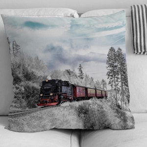 Vinterlandskapskudde, tryckt kudde med tåg på vinterdag, tryckt kudde, utsiktskudde, snöörngott, inflyttningspresent,