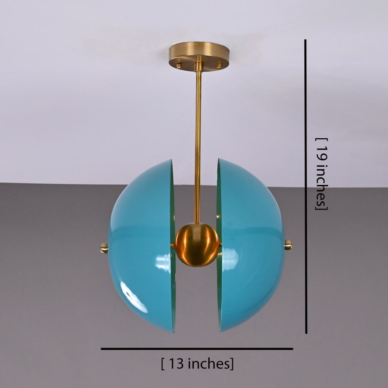 Op de afbeelding: Een moderne hanglamp met twee tealblauwe halfronden en een gouden bol in het midden. De lamp wordt aan het plafond gehangen met een gouden stang. De lamp is 19 inch hoog en 13 inch breed.