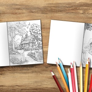 Puede incluir: Dos libros de colorear abiertos con ilustraciones en blanco y negro de casas. La primera p&aacute;gina muestra una peque&ntilde;a caba&ntilde;a con una valla y un &aacute;rbol. La segunda p&aacute;gina muestra una casa m&aacute;s grande con un dise&ntilde;o m&aacute;s elaborado. Hay l&aacute;pices de colores sobre una superficie de madera.