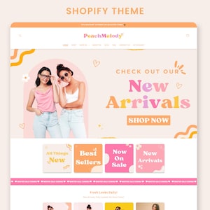 Könnte beinhalten: Eine Website-Startseite für einen Online-Bekleidungsladen namens PeachMelody. Die Startseite ist in einem rosa und gelben Farbschema gehalten und enthält ein Banner mit dem Text "Check out our New Arrivals" und einen Button mit dem Text "Shop Now". Die Startseite enthält außerdem einen Abschnitt mit vier Quadraten, auf denen "All Things New", "Best Sellers", "Now On Sale" und "New Arrivals" steht.