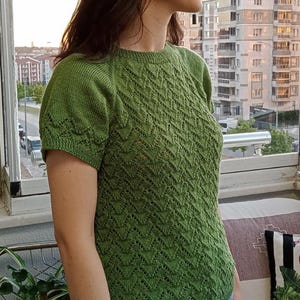 Handgebreide groene top voor dames – lichtgewicht trui met ronde hals en korte mouwen, gebreide zomer/herfst.
