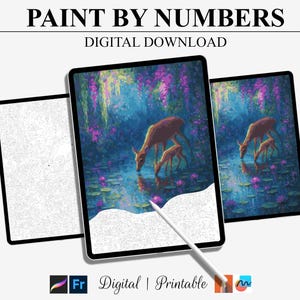 Op de afbeelding: Digitale paint-by-numbers download met een serene scène van herten die drinken uit een vijver, met een stylus die naar het digitale canvas wijst. De afbeelding bevat de tekst "PAINT BY NUMBERS DIGITAL DOWNLOAD".
