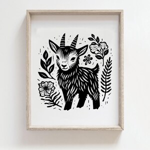 K&ouml;nnte beinhalten: Schwarz-wei&szlig;-Illustration einer Ziege mit einem floralen Design drumherum. Die Ziege steht auf allen vieren und hat einen freundlichen Ausdruck. Die Blumen sind stilisiert und haben ein einfaches Design.