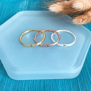 Anillo con nombre personalizado • Anillo con inicial delicada • Anillo con nombre personalizado • Anillo apilable • Anillo de la amistad • Regalos para damas de honor