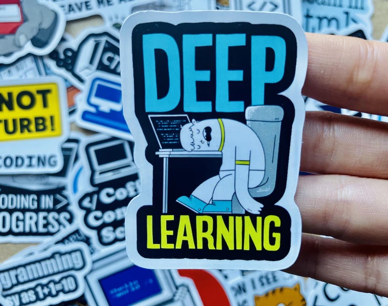 Może przedstawiać: Biała naklejka z niebieską i czarną kresk&oacute;wkową ilustracją osoby siedzącej na toalecie i pracującej na laptopie. Tekst "DEEP LEARNING" jest napisany ż&oacute;łtymi literami na naklejce.