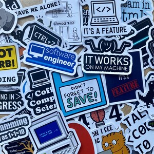 Może przedstawiać: Zbi&oacute;r kolorowych naklejek z r&oacute;żnymi motywami związanymi z programowaniem i informatyką. Naklejki zawierają teksty takie jak &bdquo;To jest funkcja&rdquo;, &bdquo;Działa na moim komputerze&rdquo;, &bdquo;Kodowanie w toku&rdquo; i &bdquo;Zostaw mnie w spokoju!&rdquo;. Naklejki idealnie nadają się do dekorowania laptop&oacute;w, butelek z wodą lub zeszyt&oacute;w.