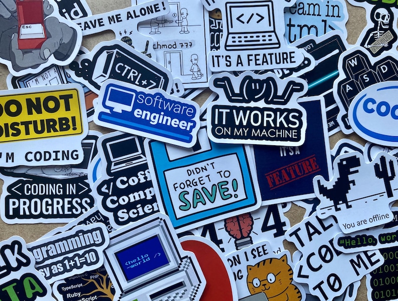 Może przedstawiać: Zbi&oacute;r kolorowych naklejek z r&oacute;żnymi motywami związanymi z programowaniem i informatyką. Naklejki zawierają teksty takie jak &bdquo;To jest funkcja&rdquo;, &bdquo;Działa na moim komputerze&rdquo;, &bdquo;Kodowanie w toku&rdquo; i &bdquo;Zostaw mnie w spokoju!&rdquo;. Naklejki idealnie nadają się do dekorowania laptop&oacute;w, butelek z wodą lub zeszyt&oacute;w.