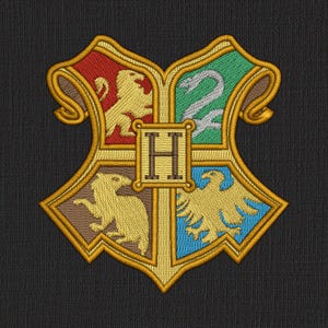 Puede incluir: Un escudo bordado en oro con cuatro cuadrantes. El cuadrante superior izquierdo es rojo con un león dorado, el cuadrante superior derecho es verde con una serpiente plateada, el cuadrante inferior izquierdo es marrón con un tejón dorado, y el cuadrante inferior derecho es azul con un águila dorada. El escudo tiene una "H" dorada en el centro.