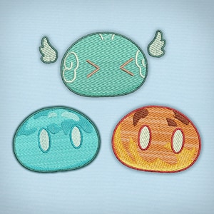 Puede incluir: Tres parches bordados con personajes de dibujos animados. El primer parche es verde con un ala a cada lado y una cara con dos ojos y una boca. El segundo parche es azul con dos ojos y una boca. El tercer parche es naranja con dos ojos y una boca.