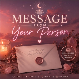 Peut inclure: Une enveloppe rose pâle avec un sceau en cire en forme de cœur, portant le texte "what they wish they could tell you..." et le titre "MESSAGE FROM Your Person" au-dessus, entourée d'une bougie, de cristaux et de petites fleurs au coucher du soleil.