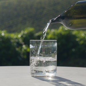 Carafe en verre durable La Dolce Vita, cruche en verre écologique davant-garde italienne, cruche à lait artisanale faite à la main pour une nouvelle maison image 6