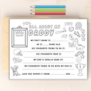 Puede incluir: Una tarjeta del Día del Padre en blanco y negro para rellenar, con el texto "ALL ABOUT MY DADDY". La tarjeta incluye espacios para escribir sobre el nombre, la edad, las cosas favoritas de papá, etc. Tres lápices de colores en la parte superior.